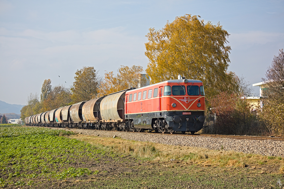 2050.09 mit einem Leerzug bestehend aus 16 Wagen für die Getreideverladung, die in Ernstbrunn, Wetzleinsdorf und Harmannsdorf-Rückersdorf erfolgt. Entstanden ist die Aufnahme auf der langen Geraden, die an der Dabsch-Kaserne vorbeiführt. (31.10.2021)