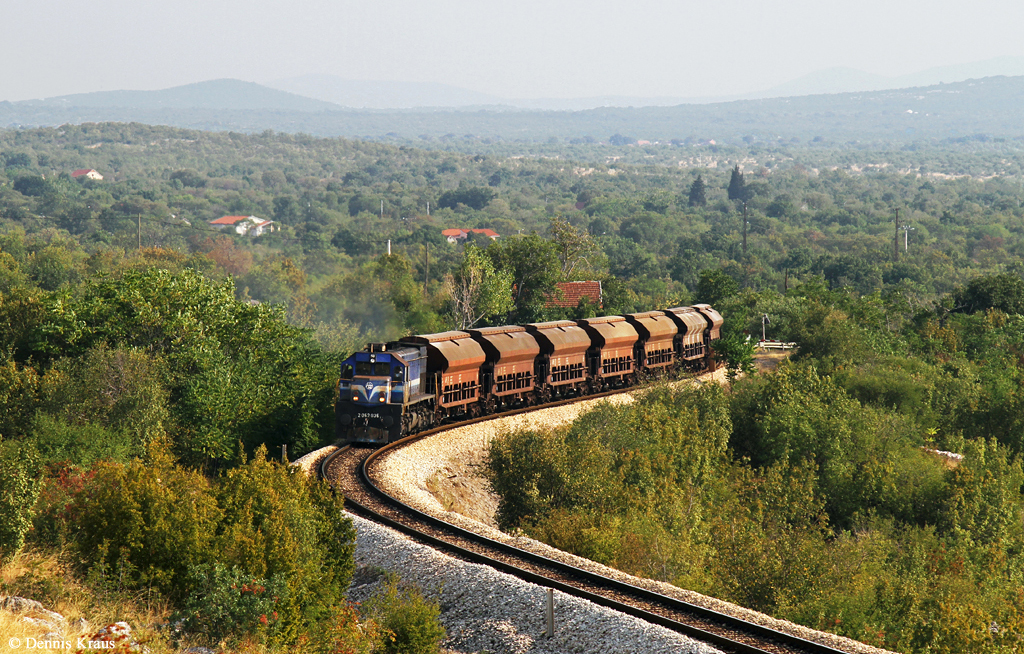 2062 036 mit Güterzug am 14.08.2015 bei Drnis.