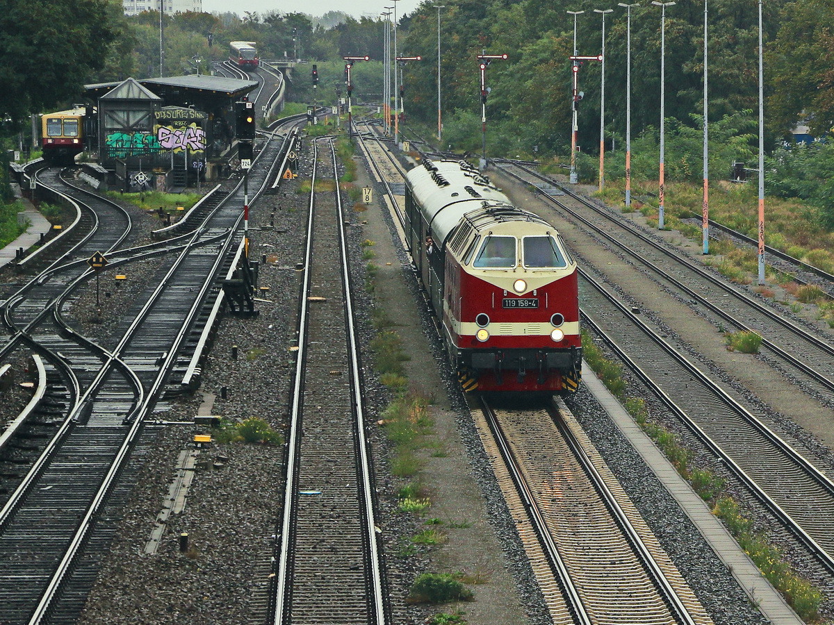 21.  September 2019, Lok 119 158-4 der Dampflokfreunde Berlin e.V. mit einem Sonderzug in Berlin hier in Höhe des Bahnhof Neukölln.