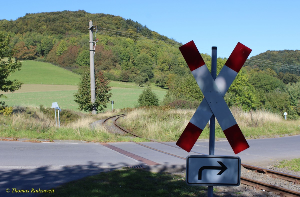 2.10.2015: Ausfahrtsgleis vom Endpunkt Engeln der Brohltal - Bahn Richtung Brohl am Rhein.