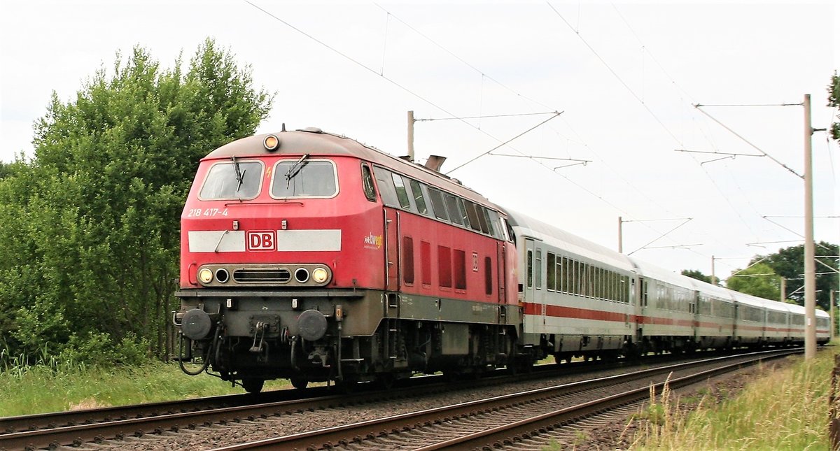 21.06.2020: 218 417  bwegt  durcheilt Ahrensburg mit dem IC 2415 von Burg auf Fehmarn nach Hamburg Hauptbahnhof. 218 417 ist ebenfalls eine Leihlok und bei GB Fernverkehr Niebüll sowohl auf der Marschbahn als auch - wie hier - am  Fehmarn-IC  im Einsatz. Die Lok verliess Norddeutschland am 10.07.2020 in Richtung Ulm.