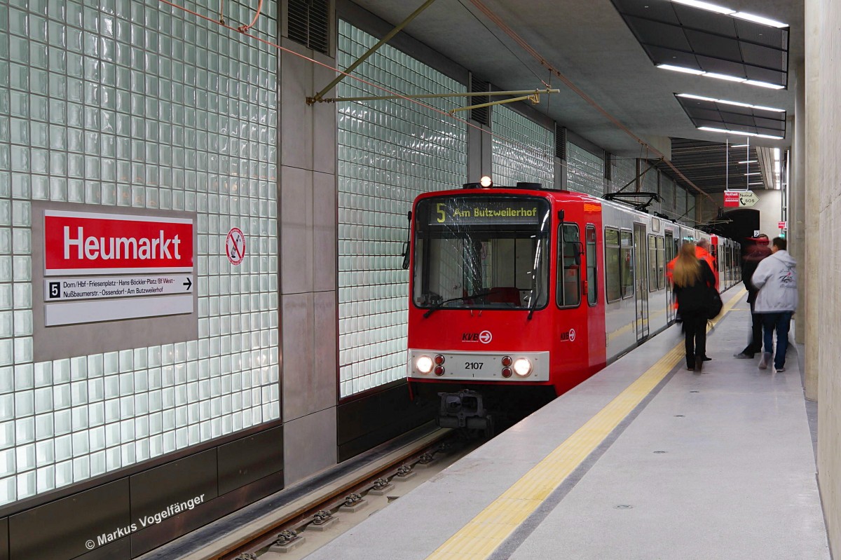 2107 und 2106 als der erste planmäßige Kurs der Linie 5 in der neuen U-Bahnhaltestelle Heumarkt.