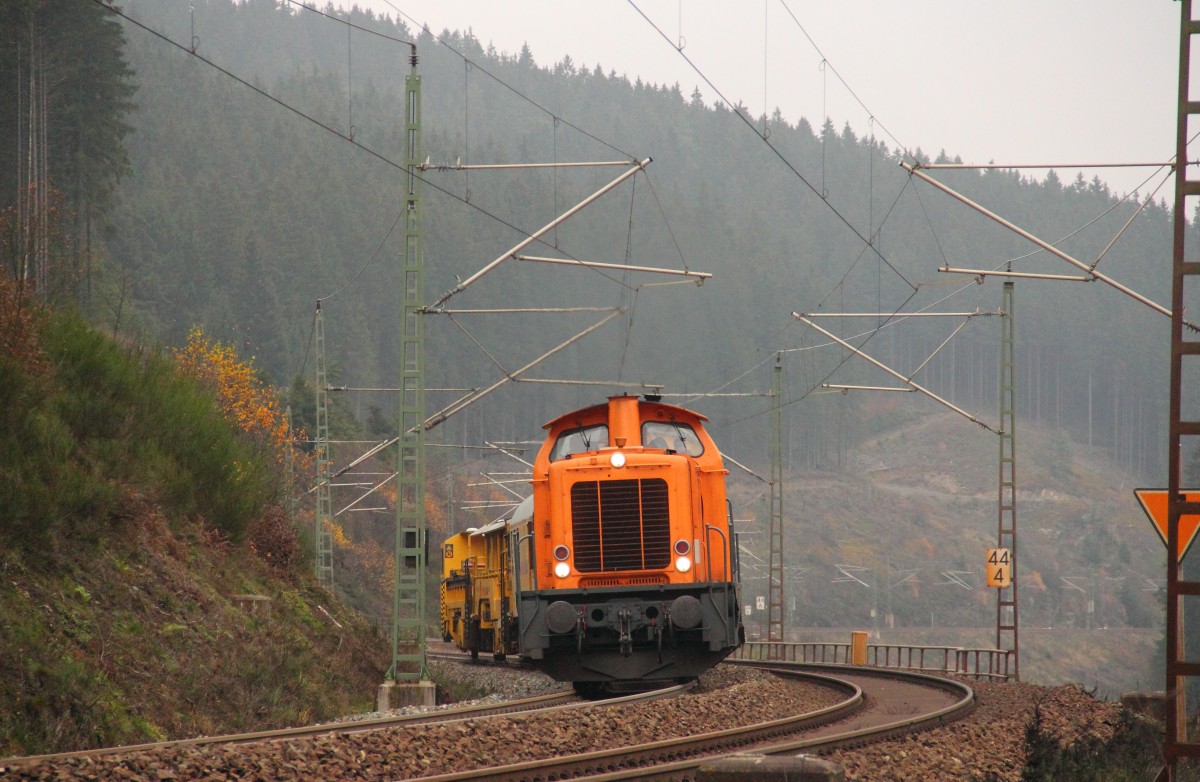 211 237-3 Northrail mit einem SCHWEERbau Zug auf der Frankenwaldrampe bei Steinbach am 14.11.2014.