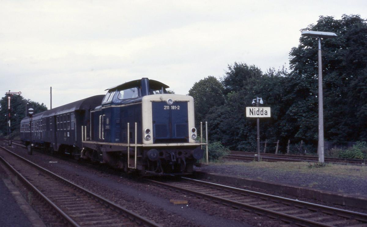 211191 mit Nahverkehrszug nach Gelnhausen in Nidda einfahrend am 17.7.1987 um 15.38 Uhr.