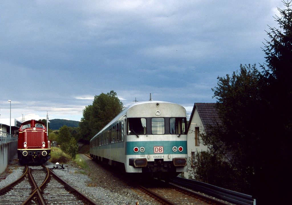 212 023 als Sonderzug Kln - Neuenrade zur Kreuzung eingeschlossen im Anschluss Hertin bei Balve. Begegnung mit 624 612 am 27.09.1998