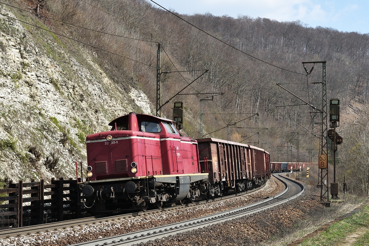 212 309, die für UTL unterwegs ist, rollt am 31. März 2019 mit einer langen Schlange E-Wagen die Geislinger Steige hinab.