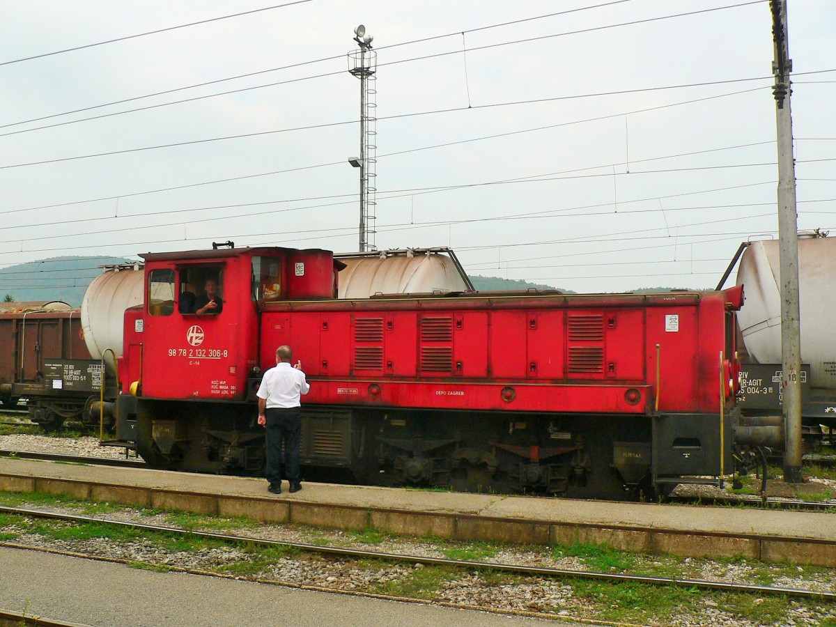 2132 306-8 AM 4.9.2012 UM 14:13 IM BAHNHOF OGOLIN