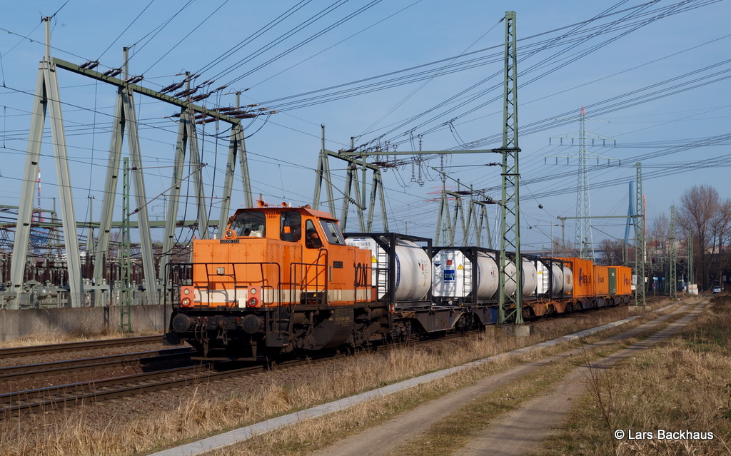 214 003-6 LOCON hat in Hamburg-Waltershof einen kurzen Übergabezug übernommen und bringt diesen in den Hafenbahnhof Alte-Süderelbe. Aufgenommen am 09.03.14 in Hamburg-Waltershof.