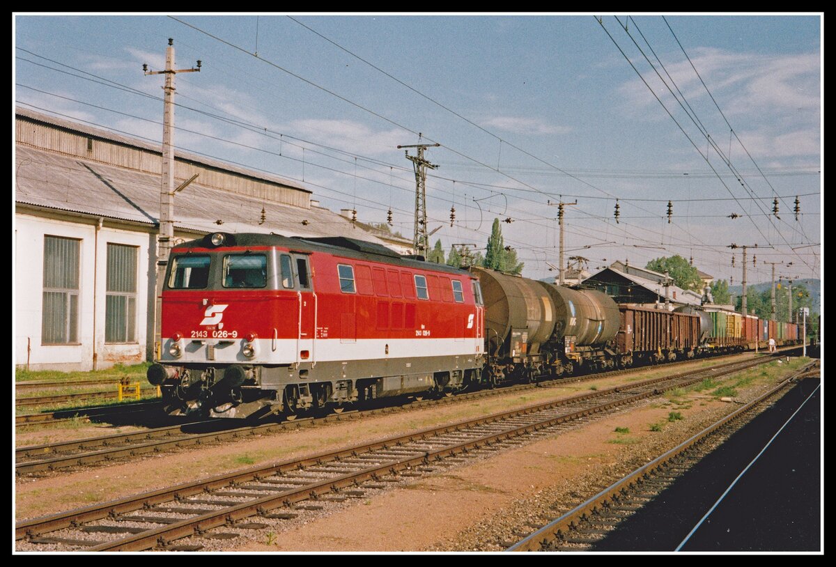 2143 026 fährt am 2.05.2002 mit einem Güterzug durch den Grazer Hauptbahnhof.