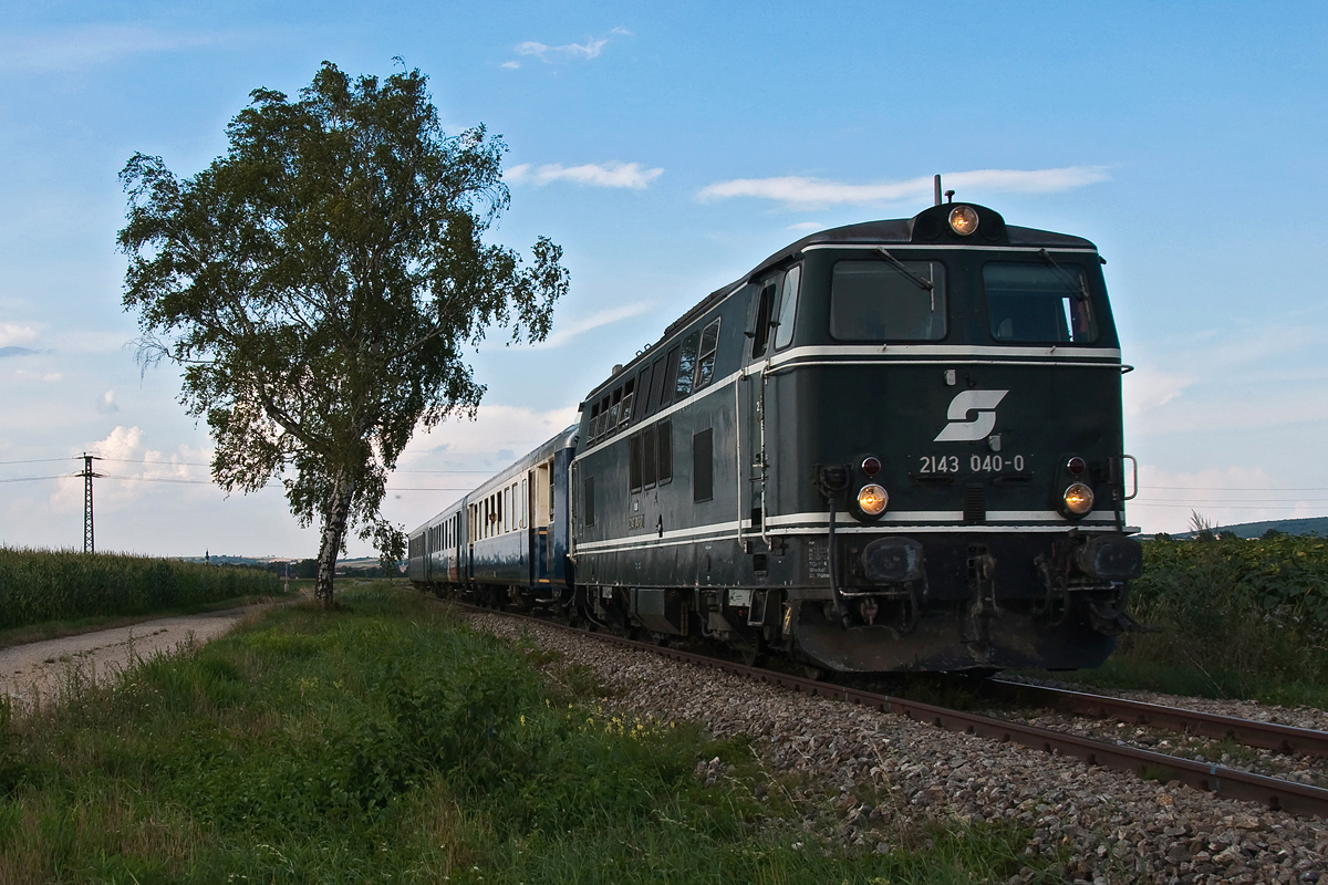 2143 040, unterwegs mit dem Nostalgie Express  Leiser Berge , am 26.07.2014 zwischen Harmannsdorf und Stetten Fossilienwelt.