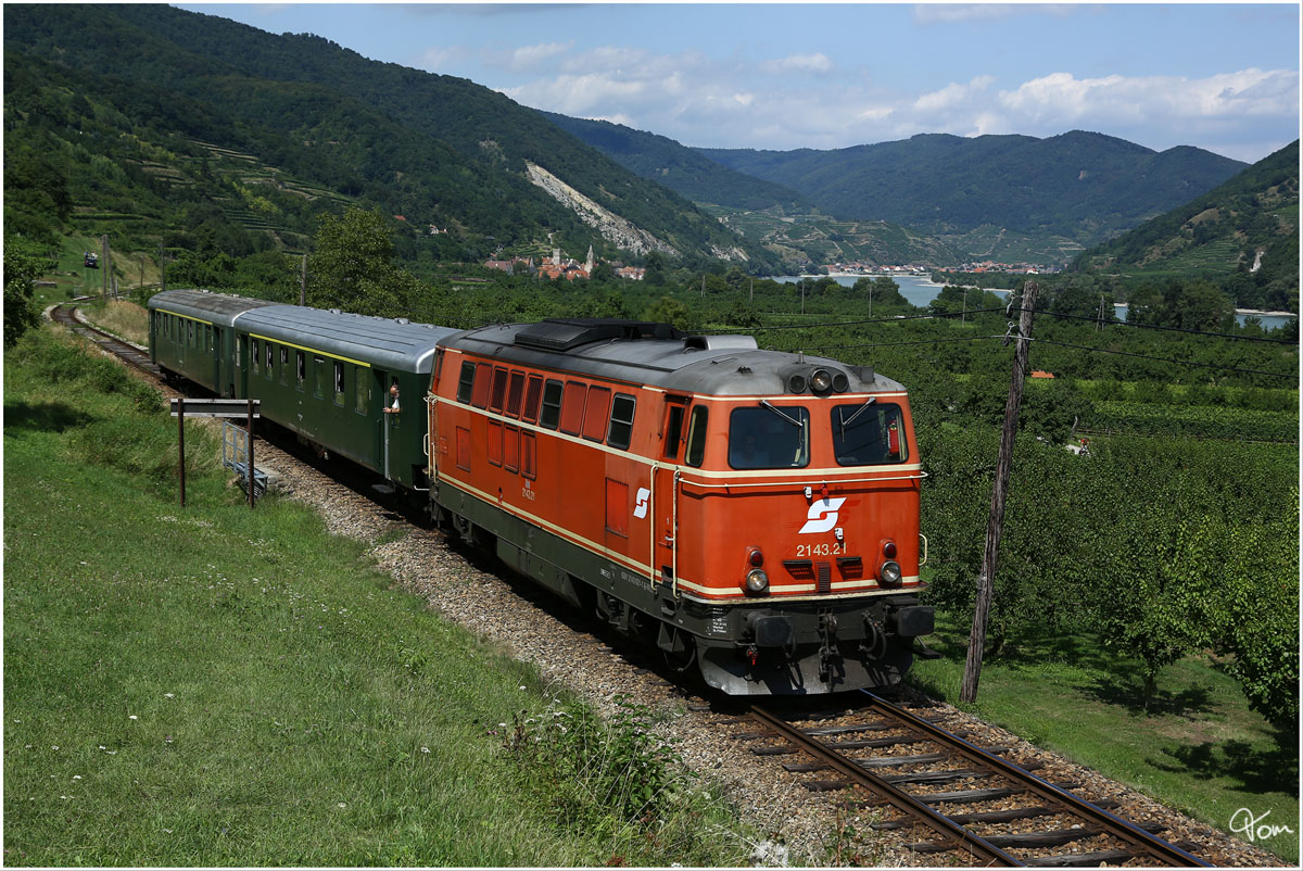 2143.21 fährt mit einem Personenzug von Krems an der Donau nach Emmersdorf an der Donau. 
Schwallenbach 