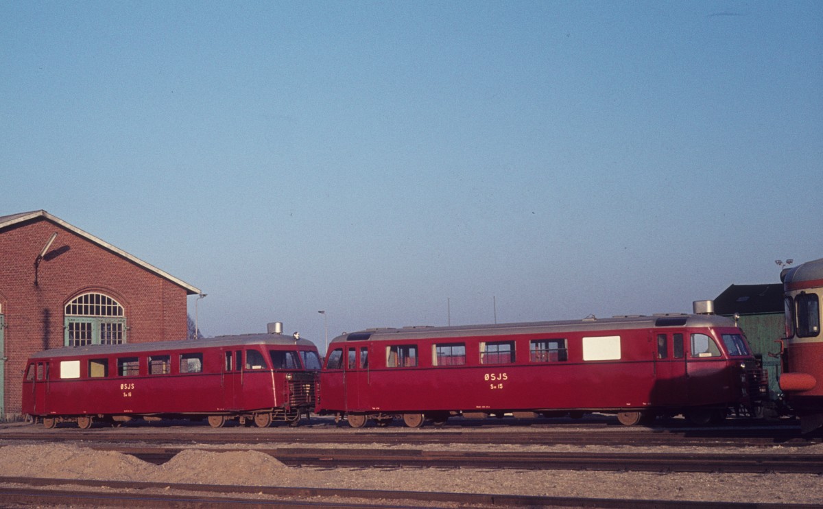 ØSJS (Østsjællandske Jernbaneselskab, Østbanen): Die Schienenbustriebwagen Sm 16 und Sm 15 halten am 9. März 1974 abgestellt in Hårlev.