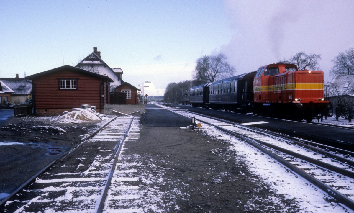 Østbanen: Diesellok M 10 (MaK 650D, ex-KBE V 17, Baujahr 1958) mit zwei Personenwagen (ex-DSB Cl) Bahnhof Lille Skensved am 22. April 1981. - Der Zug fährt in Richtung Køge.