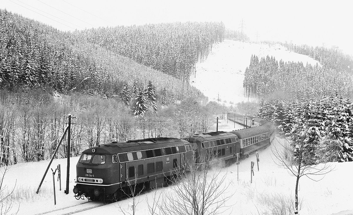 218 134 + 218 136 am 13.2.1983 mit D 28001 aus Duisburg zwischen Silbach und Winterberg.