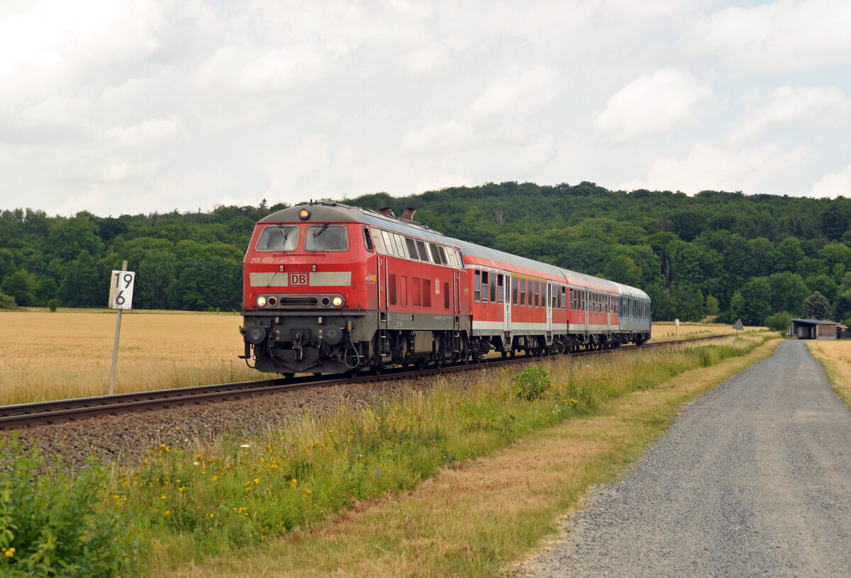 218 409 beförderte am 05.07.22 einen Ersatz-RE von Goslar nach Magdeburg. Nachdem er Stapelburg verlassen hatte erreicht er die Ortslage Ilsenburg.