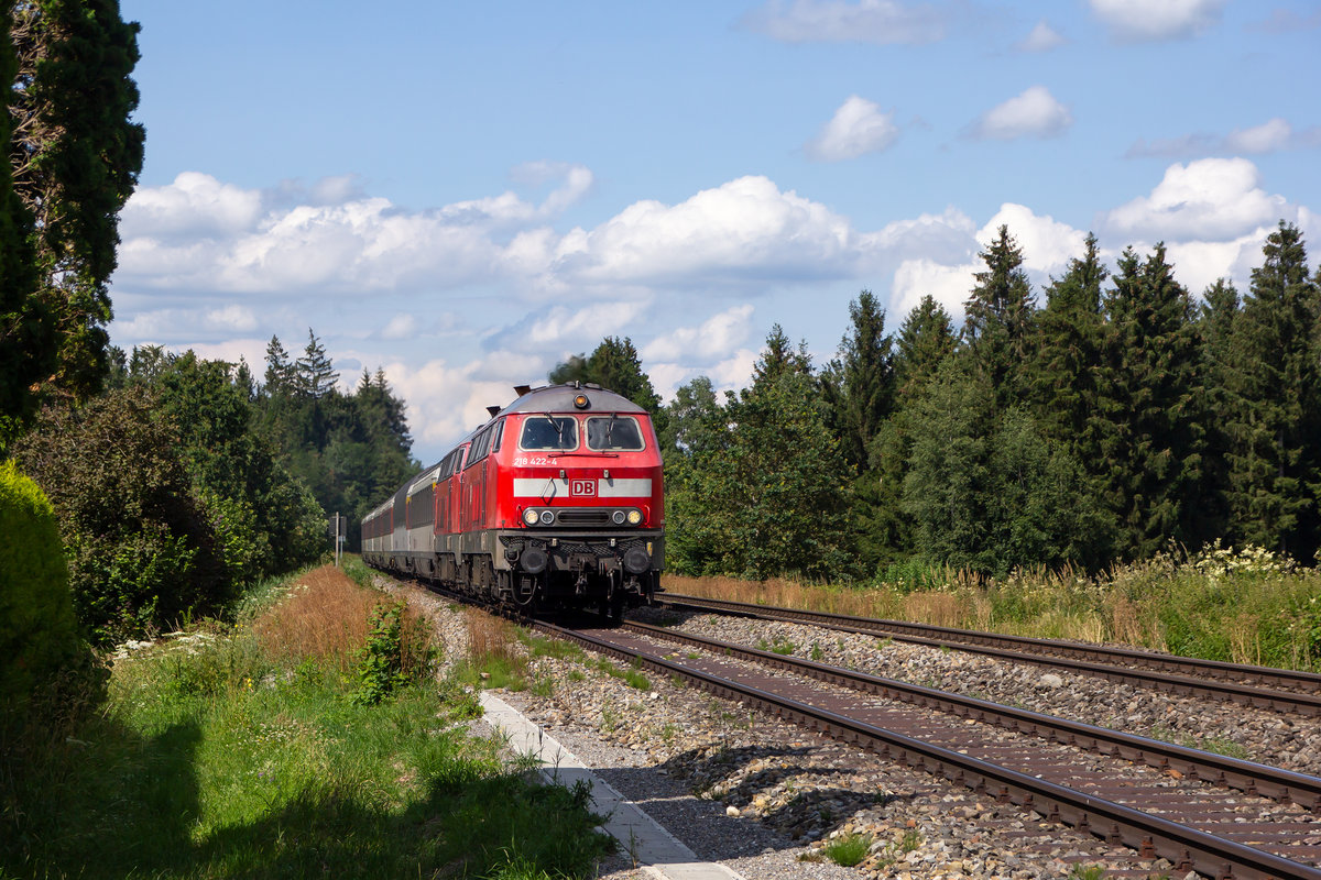 218 422-4 mit dem mittäglichen Eurcity kurz hinter Maria Thann gen Heimenkirch. 14.7.19