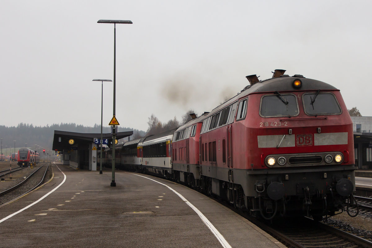 218 423-2 am EuroCity EC 191 bei der Ausfahrt in Kempten Hbf. 