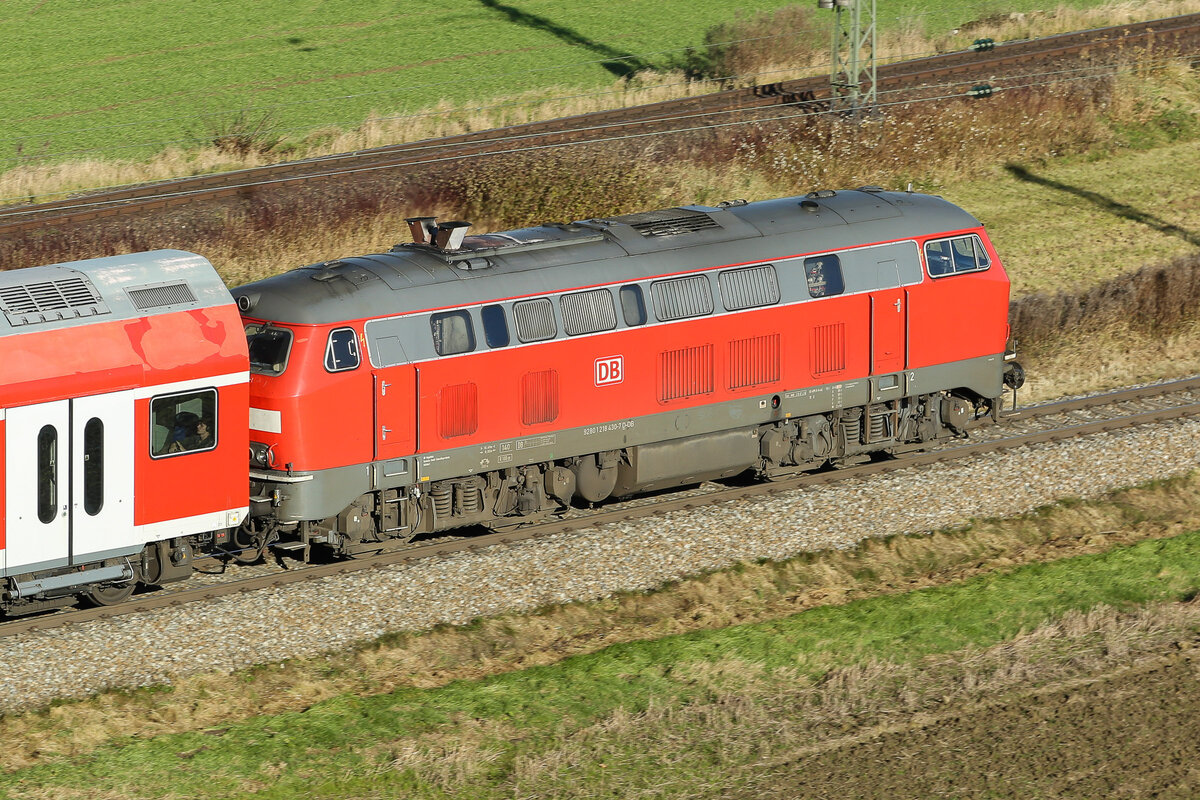 218 430 mit einem RE von Mühldorf nach München bei Markt Schwaben am 25.11.24.