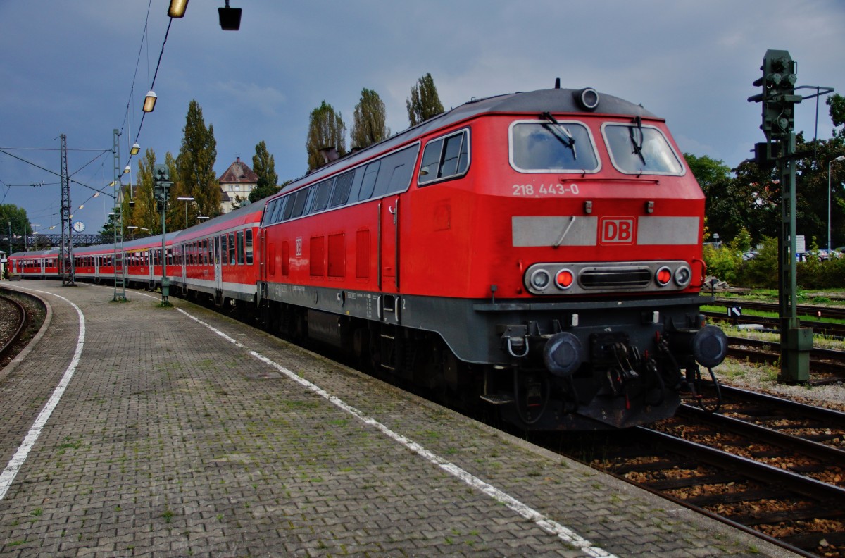 218 443-0 schiebt dem IR 4211 von ULM Bhf. kommend am 22.09.14 in den Bhf. von Lindau (Bodensee) ein.