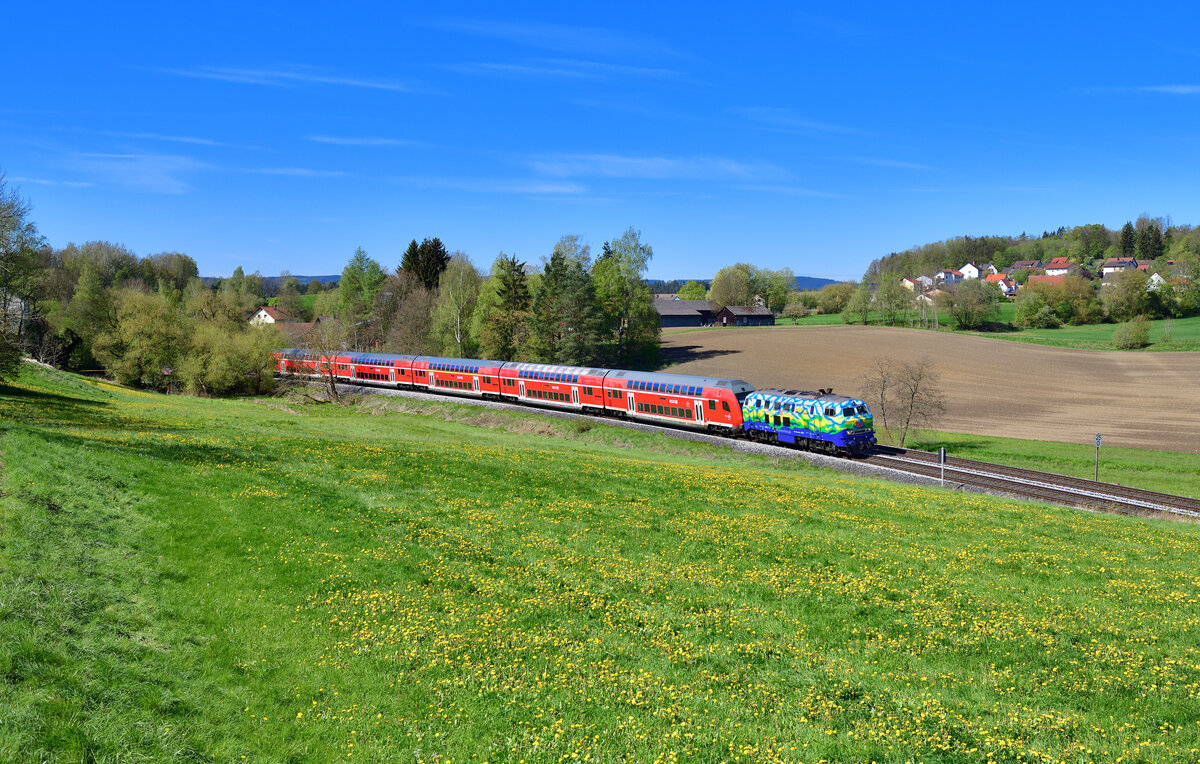 218 443 mit einem RE2 am 27.04.2024 bei Reuth (bei Erbendorf).