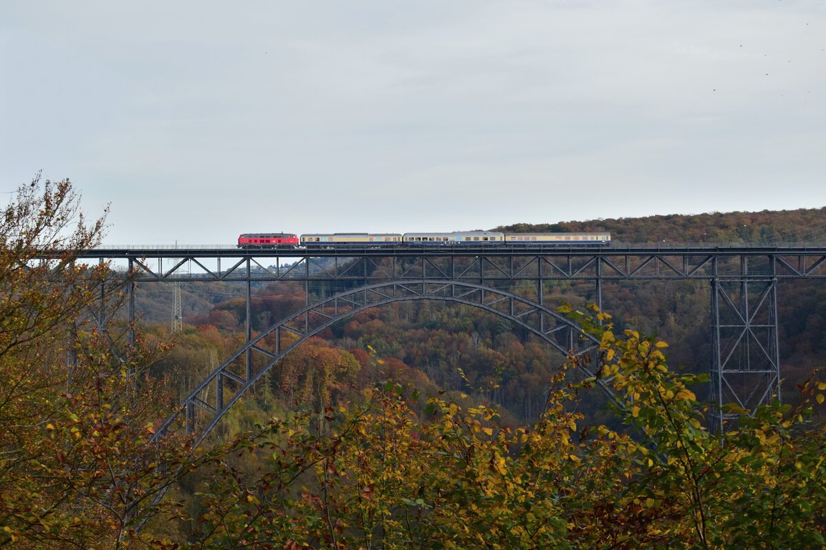 218 451 überquert mit einem Sonderzug im Schritttempo die Müngstener Brücke in Richtung Solingen.

Solingen 26.10.2024