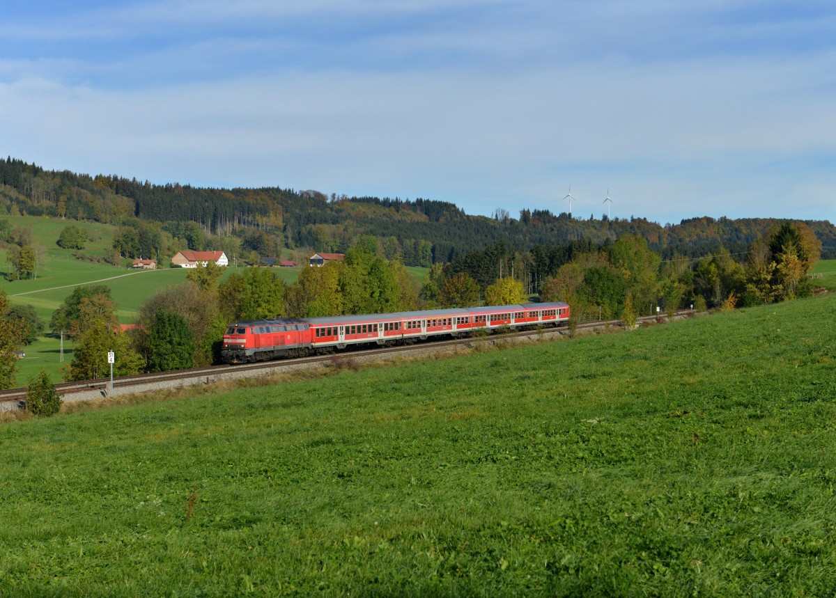 218 457 mit einem RE nach Kempten am 19.10.2013 bei Ellenberg.