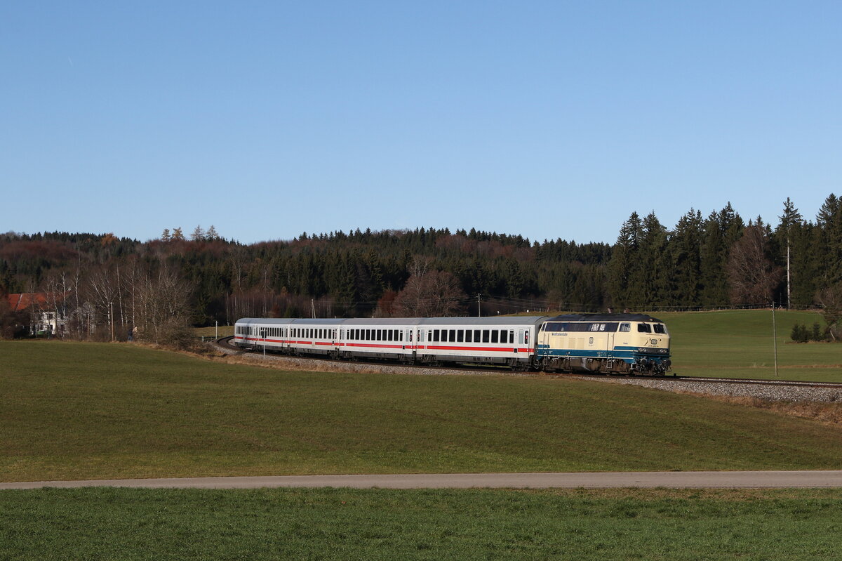 218 460  Conny  war am 21. November 2021 mit dem  IC Nebelhorn  bei Riedles im Allgäu auf dem Weg nach Augsburg.