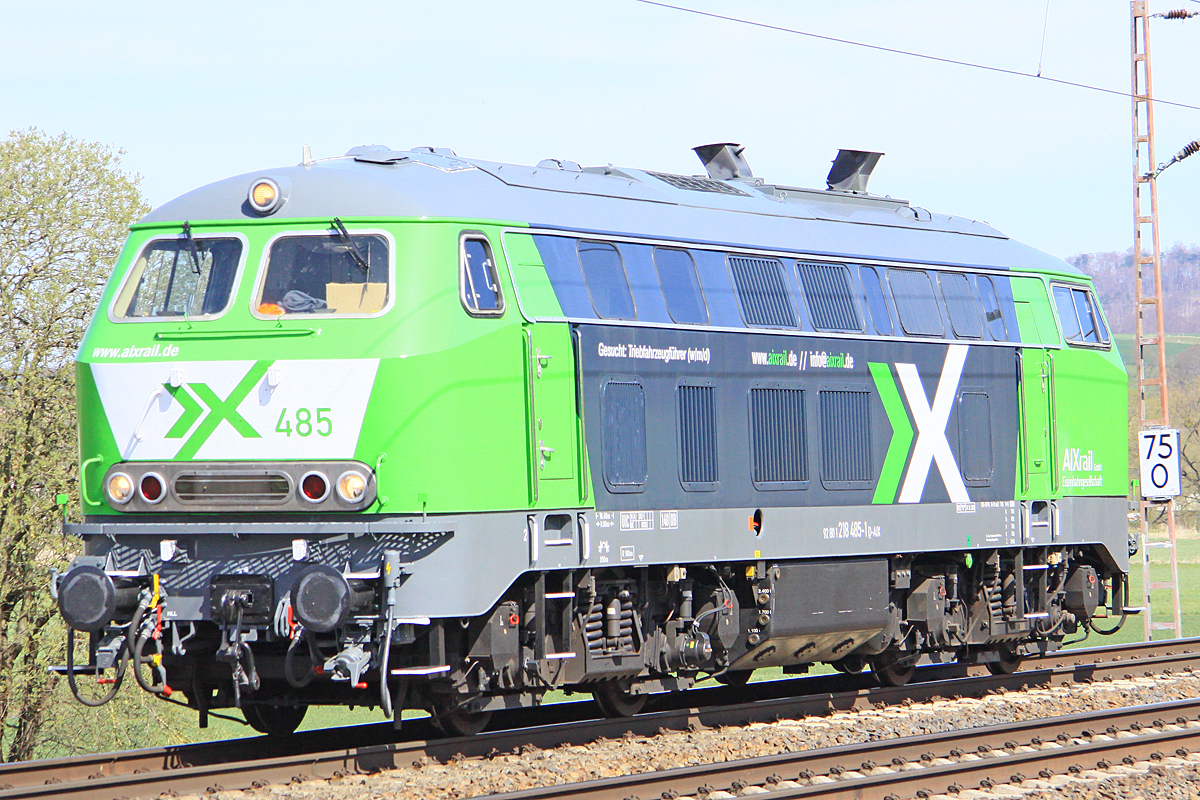  218 485-1 solo am 12.04.2022 nördlich von Salzderhelden am BÜ 75,1 in Richtung Göttingen