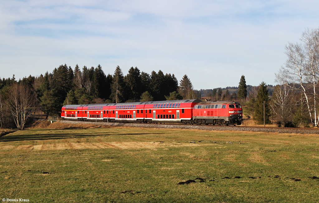 218 497 mit RE 57500 am 05.12.2015 bei Füssen