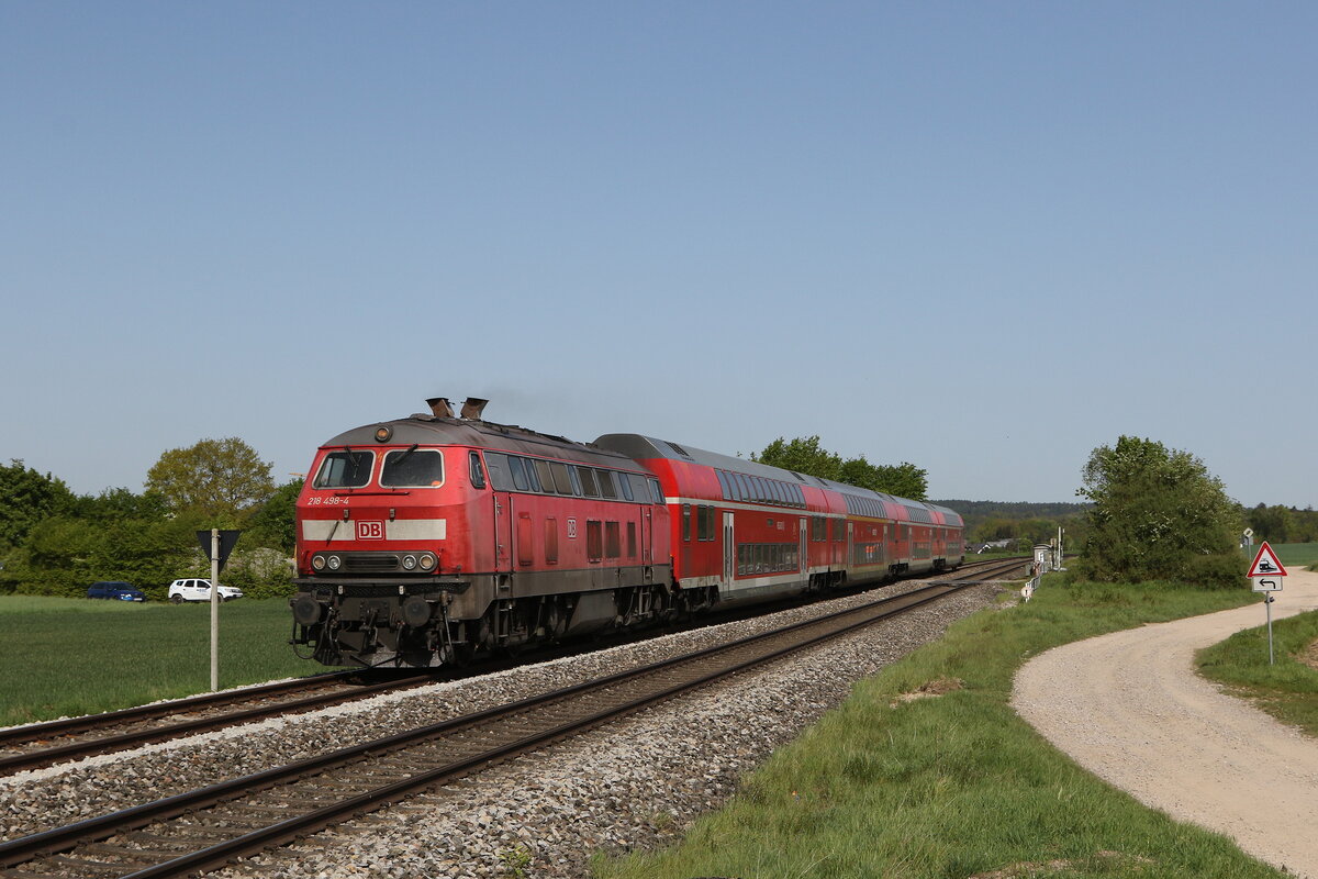 218 498 auf dem Weg nach Regensburg. Aufgenommen am 30. April 2024 bei Zeitlarn.