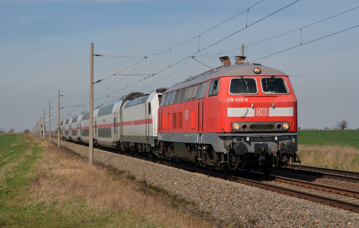 218 839 schleppte am 25.03.17 einen Dosto-IC durch Eismannsdorf Richtung Halle(S).