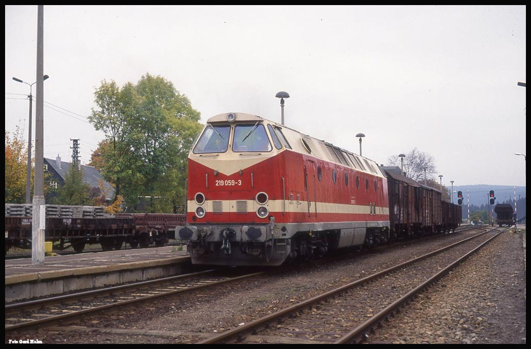 219059 hat die betagten Dampfloks abgelöst und befördert hier am 9.10.1992 mit Halt im Bahnhof Schmiedefeld den planmäßigen Güterzug von Lauscha nach Saalfeld.