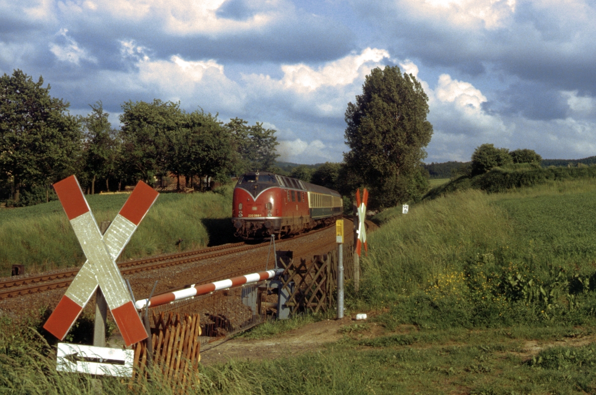 220 068 mit E 2873 Flensburg-Kreiensen bei Harriehausen am 25.5.1981