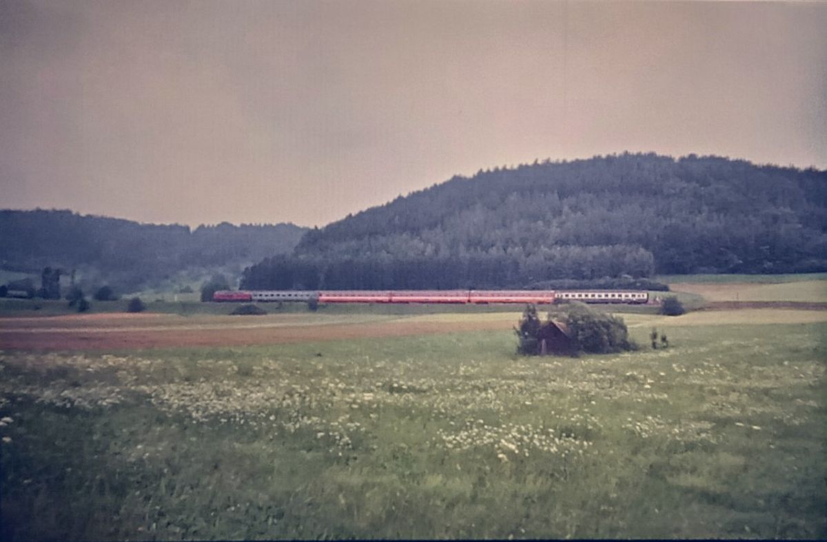 22.07.1992 218 228-5  mit D 387  D-Zugwagen (FS) (Barbarossa) von Nürnberg über Stuttgart-Zürich nach Milano Aufnahme  zwischen Gaildorf West und Fichtenberg .Murrrbahn wurde 1996 elektrifiziert für 50 Millonen DM.