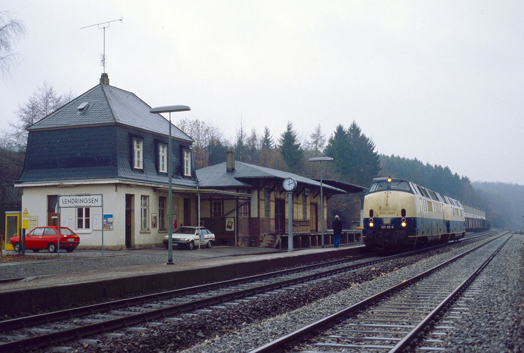 221 112 und 139 am 15.02.1987 in Lendringsen zur Abholung eines Kalksonderzuges aus dem Werk Hönnetal.