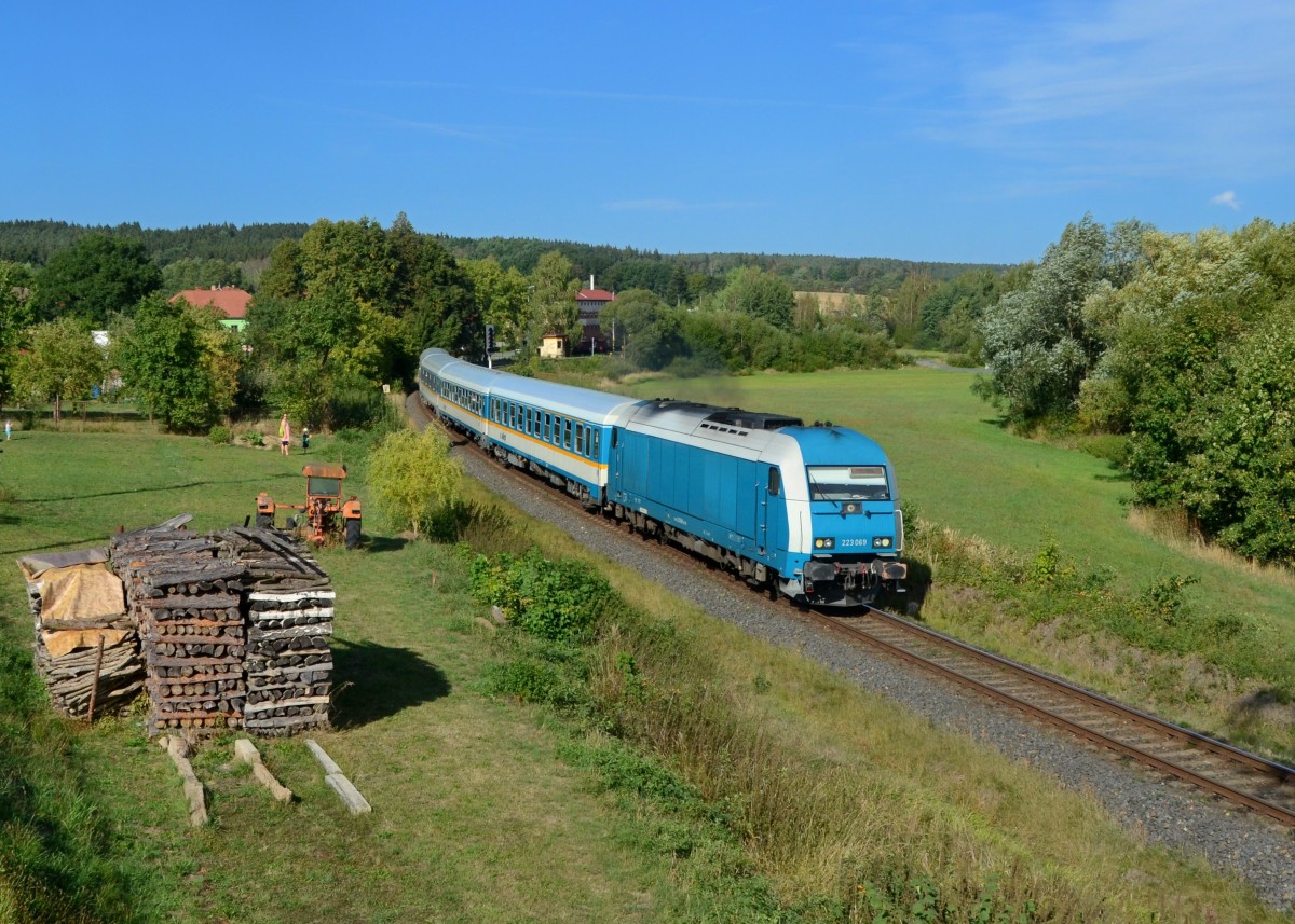 223 069 mit EX 352 am 17.09.2015 bei Blizejov. 