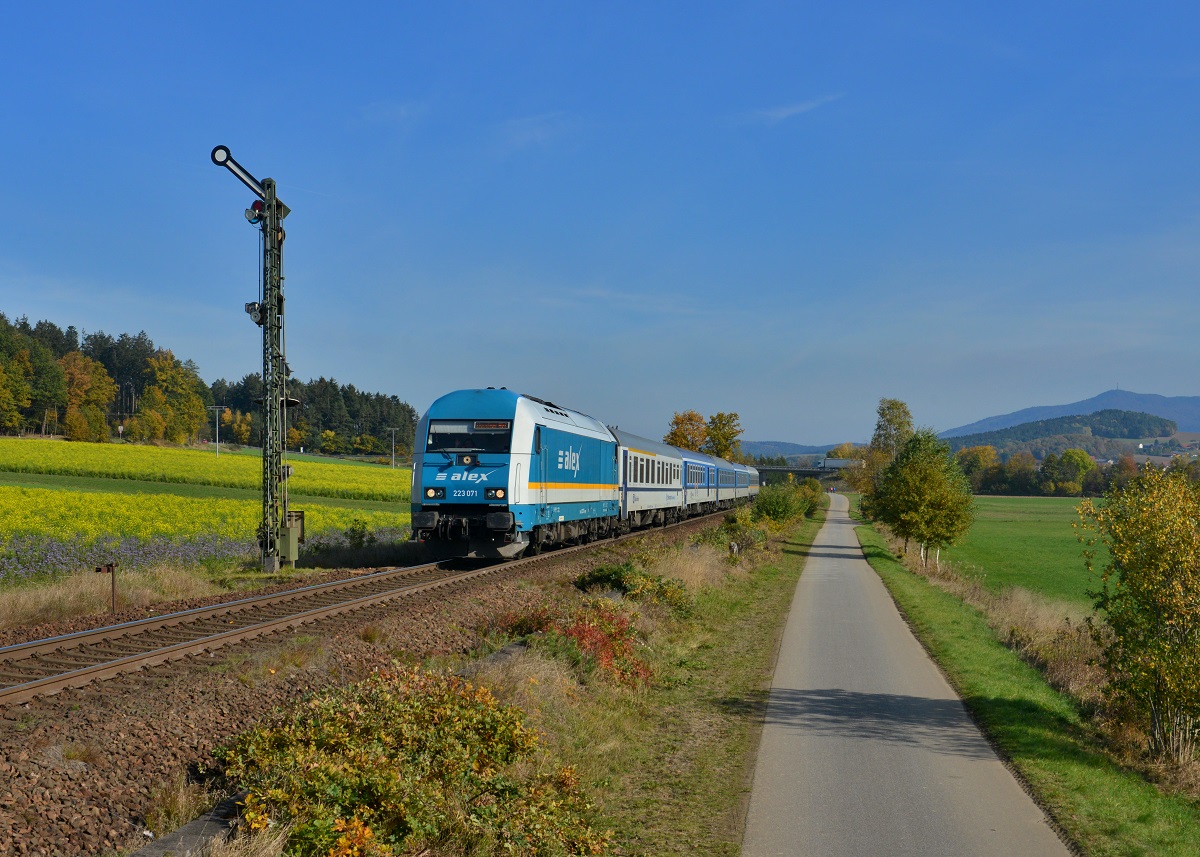 223 071 mit ALX 354 am 26.10.2015 bei Kothmaißling. 