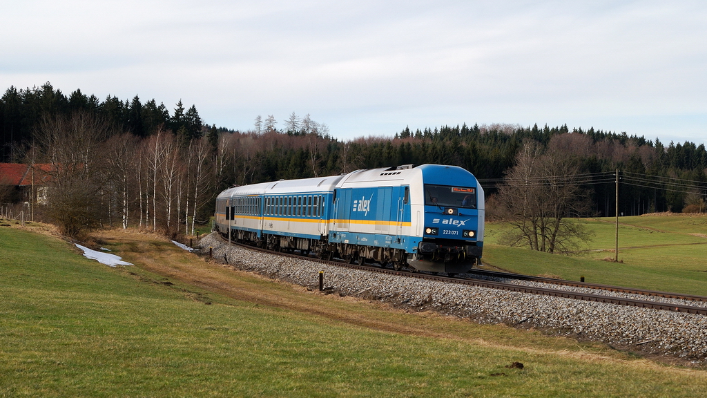 223 071 mit Alx 84169 bei Riedles (09.01.2014)