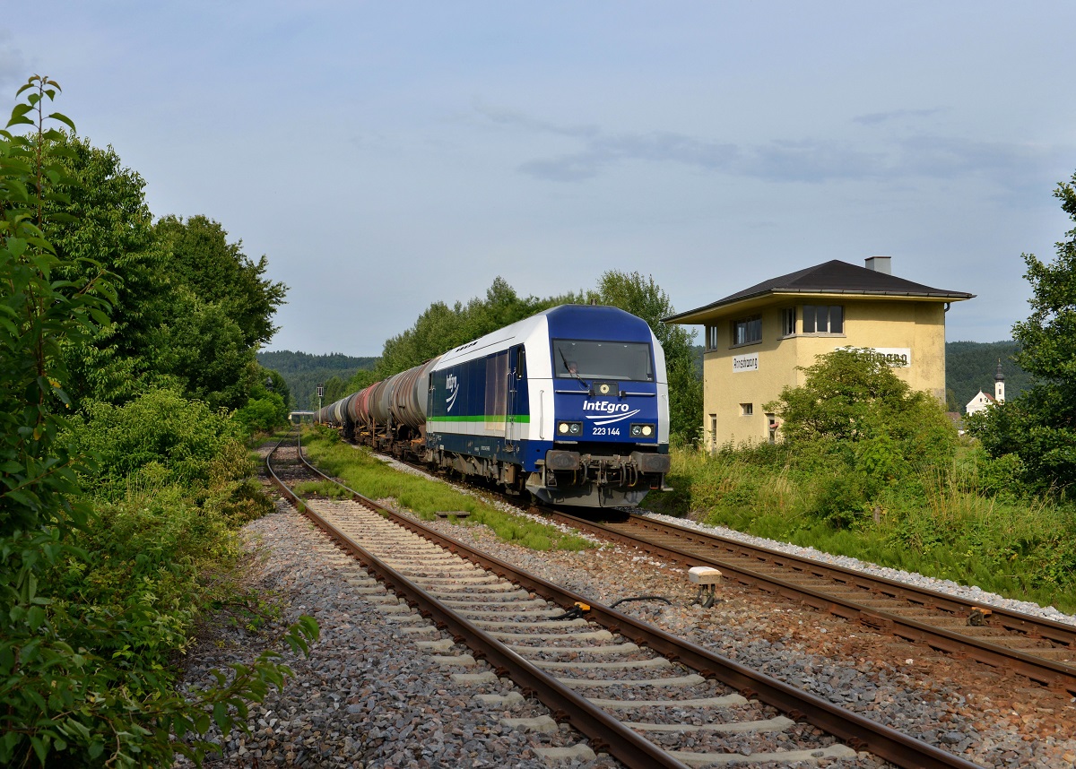 223 144 mit einem Kesselzug am 13.07.2014 bei der Durchfahrt in Arnschwang. 