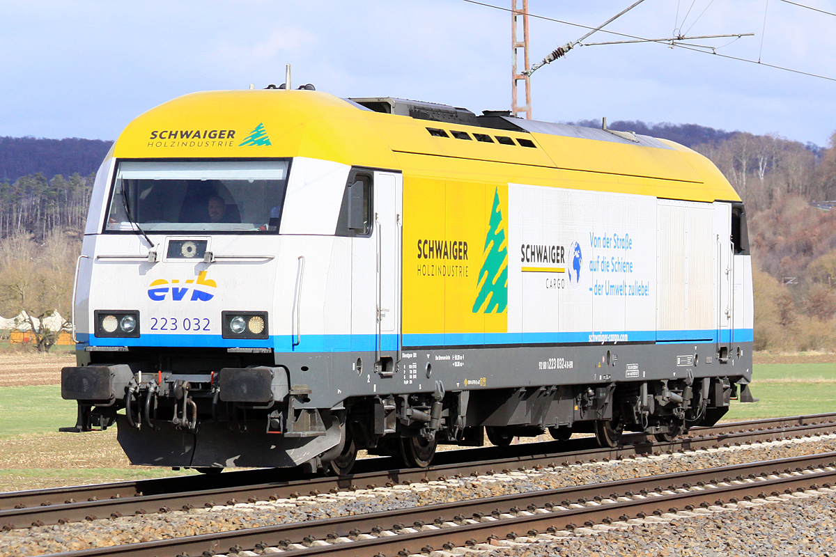  223032  Schwaiger Cargo am 17.03.2021 nördlich von Salzderhelden am BÜ 75,1 Solo in Richtung Göttingen