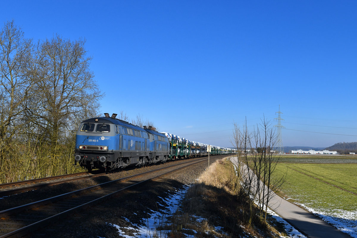 225 002 + 225 006 mit einem Autozug am 24.02.2018 bei Laub.