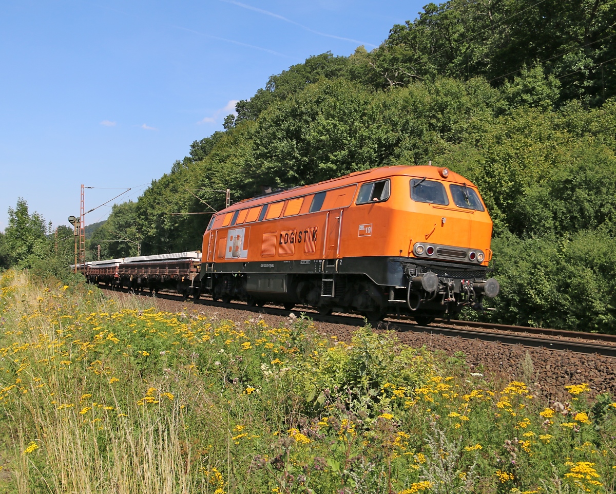 225 015-7 der BBL mit Betonschwellen auf Flachwagen in Fahrtrichtung Süden. Aufgenommen zwischen Friedland(HAN) und Eichenberg am 01.08.2015.