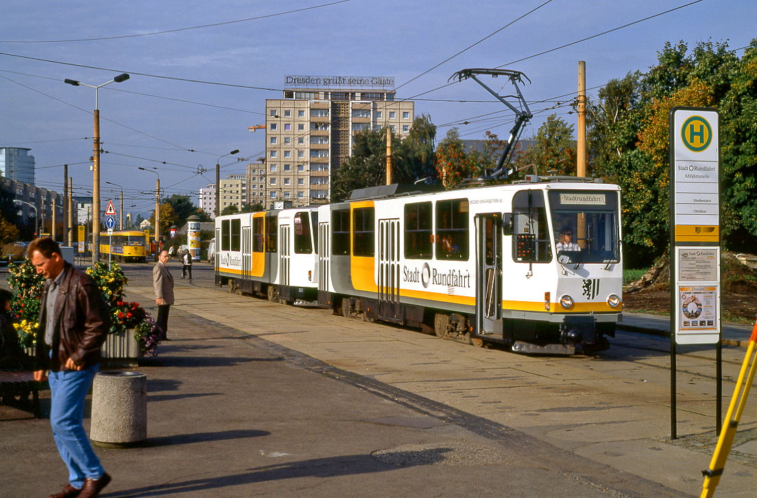 226 001 mit 276 001 warten am Postplatz auf die nchste Tour durch die Stadt, 01.10.1996.