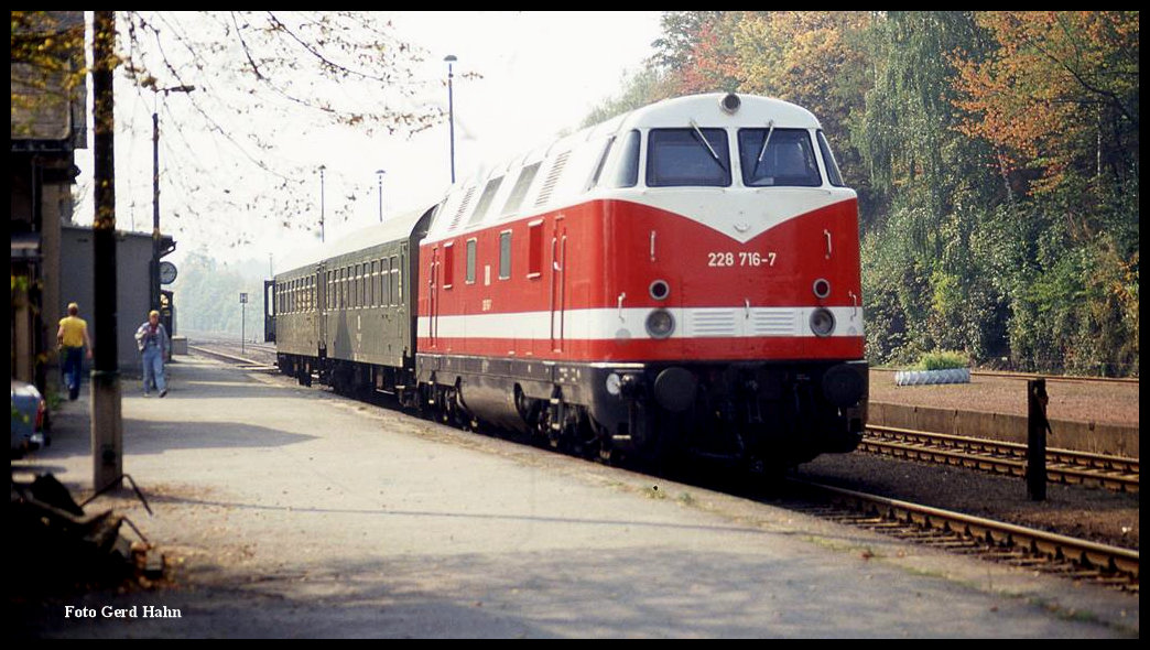 228716 vor einem Personenzug am Bahnsteig 1 am 25.9.1993 um 13.15 Uhr im Bahnhof Stollberg im Erzgebirge.