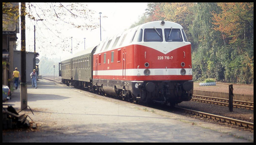 228716 wartet am 25.9.1993 im Bahnhof Stollberg um 13.15 Uhr mit ihrem Personenzug auf die Abfahrt nach Güsten.