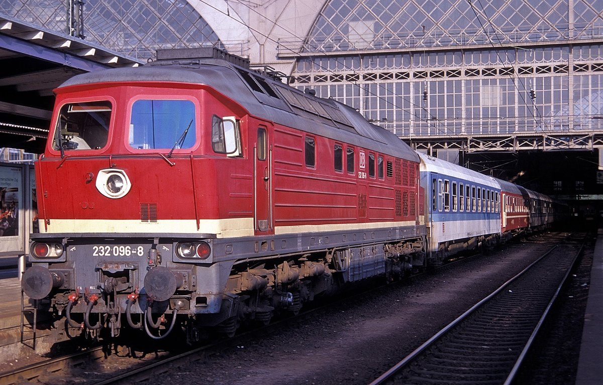  232 096  Dresden Hbf  xx.06.96 