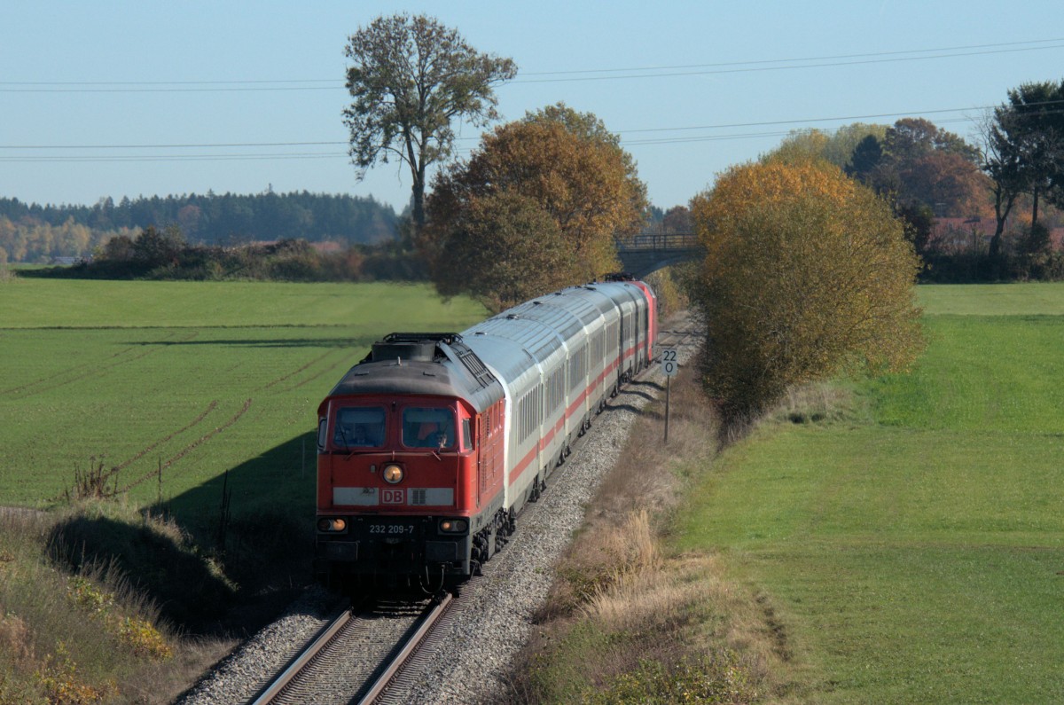 232 209 mit EC 114 und 101 053 am 26.10.13 bei Kirchweidach