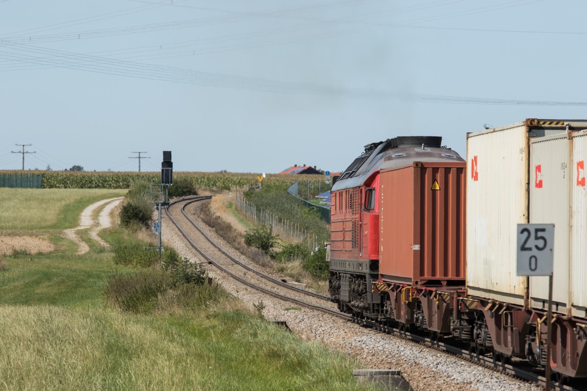 232 330 fährt nach einem Kreuzungshalt mit einem Wacker-Shuttle die Steigung bei Pirach hinauf.