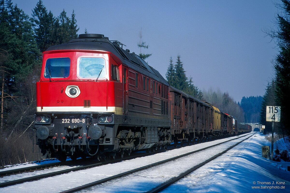 232 690-8 hat am 9. März 1996 den 781 Meter langen Langentheilen-Tunnel verlassen und rollt jetzt Neusorg entgegen.