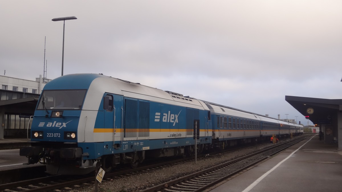 233 072 (alex) wartet als alex München-Lindau/Oberstdorf aín Kempten auf die Abfahrt. Oktober 2014. 